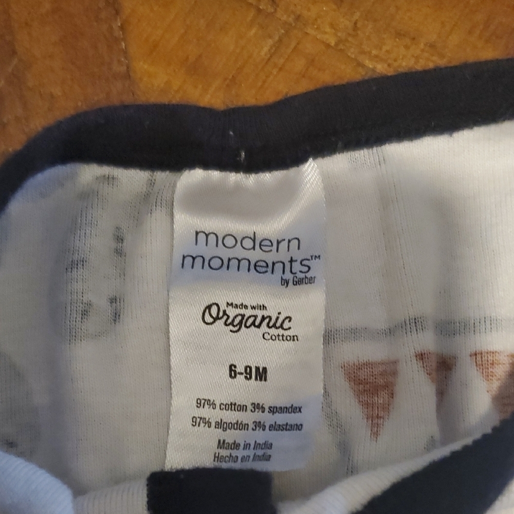 🐻     Gerber White and Black One Piece Footies with Geometric Pattern - Picture 2 of 3